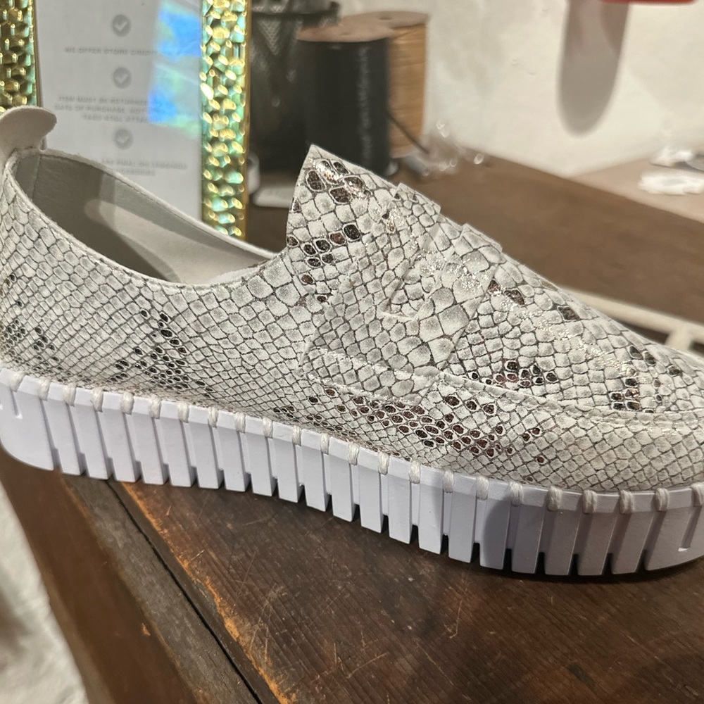 Tulip Wht/ snake skin shoe.